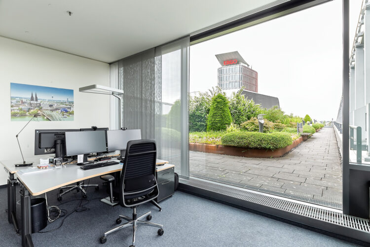Leeres Büro mit Aussicht auf den Innenhof