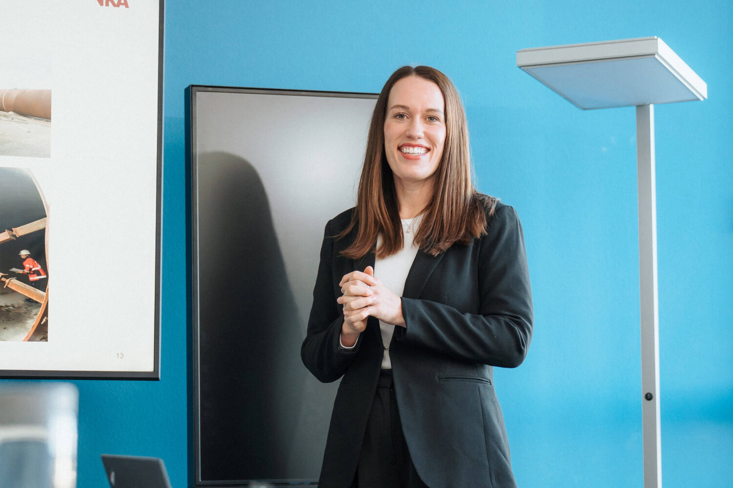 Mitarbeiterin hält lächelnd eine Präsentation